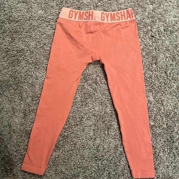 Women’s Gym Shark Peach colored cropped leggings Size XS - Picture 2 of 5